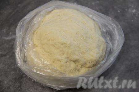 Переложить замешанное тесто для курзе в пакет и оставить при комнатной температуре на 30 минут.