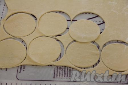 Тесто на слегка присыпанной мукой поверхности раскатать скалкой в достаточно тонкий пласт. Затем вырезать кружочки любого диаметра.