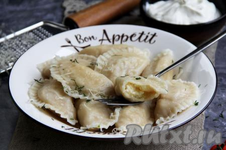 Достать вареники шумовкой и переложить на тарелку. Вкуснейшие, аппетитные вареники с начинкой из картошки и лука подать к столу с пылу с жару, дополнив сметаной или любимым соусом.