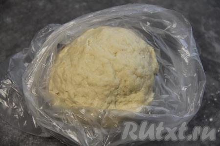 Добавляя воду, учитывайте, что тесто должно получиться нежным, пластичным, не липнущим к рукам. Поместить замешанное тесто для вареников в пакет и оставить на кухонном столе на 1 час.