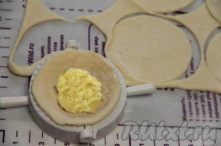 В центр каждого кружка выкладывать по 1 чайной ложке картофельно-луковой начинки.