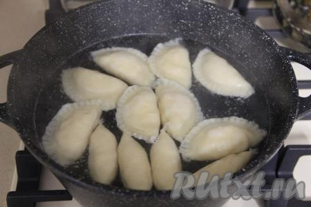 Для того чтобы отварить свежеслепленные (или замороженные) вареники с начинкой из картофеля и лука, их нужно выложить в кастрюлю с кипящей, слегка подсоленной водой. После того как вода закипит, варить вареники нужно 5-7 минут.