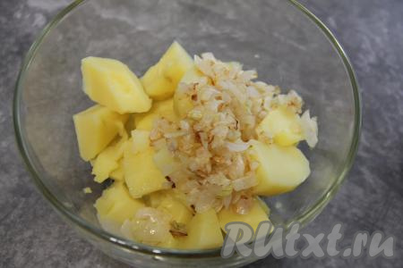 После того как картошка сварится до готовности, воду, в которой варился картофель, нужно слить. Переложить отваренную картошку в глубокую миску, добавить обжаренный лук.