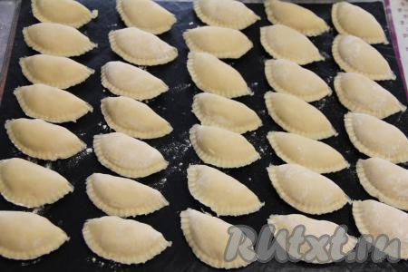 Из каждого кружка с начинкой сформировать вареники любой формы. Тесто, оставшееся после вырезания кружков, снова раскатать и аналогично сформировать вареники с картофелем и луком.&nbsp;Часть вареников я заморозила в морозилке, выложив их в один слой на доску, присыпанную мукой.