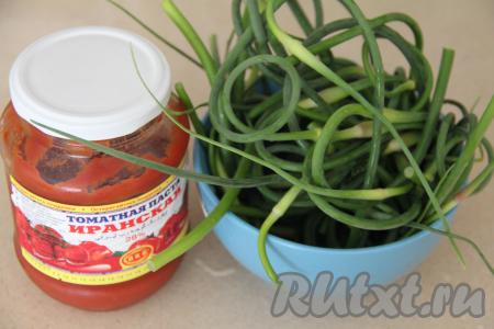 Чесночные стрелки лучше брать мягкие. Промыть стрелки водой. Отрезать соцветие у каждой стрелки (соцветия нам не понадобятся).