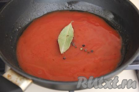 Добавить в сковороду лавровый лист, всыпать горошины душистого и чёрного перцев, довести до кипения.