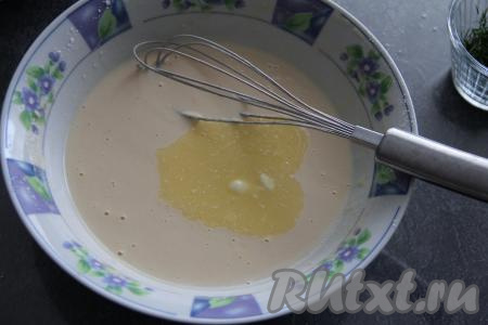 Сливочное масло растопить, дать ему немного остыть и влить в кляр, снова перемешать.