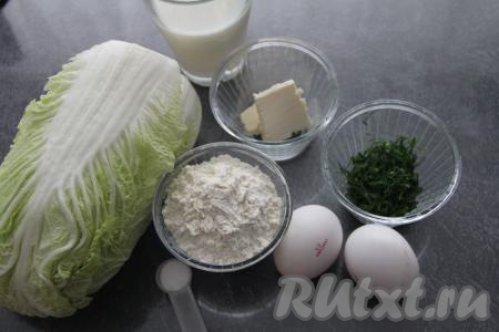 Подготовить продукты для приготовления на сковороде листьев пекинской капусты в кляре. Укроп вымыть, мелко нарезать. Пекинскую капусту промыть водой. Отделить от кочана 7-8 листьев.