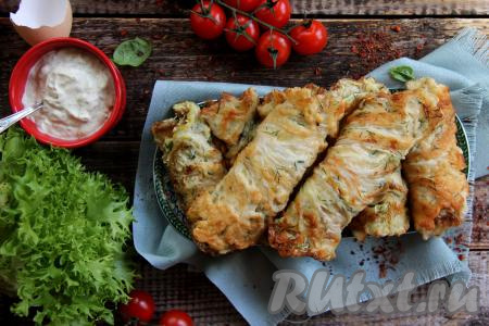 Очень вкусные, приятно похрустывающие листья пекинской капусты, приготовленные в кляре на сковороде, станут отличной горячей закуской или прекрасным гарниром к мясу, птице, рыбе.