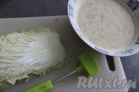 Добавить мелко нарезанный укроп и перемешать, кляр должен получиться однородным, не густым, но и слишком жидким он быть не должен. Толстую часть каждого листа пекинской капусты отбить кулинарным молоточком.