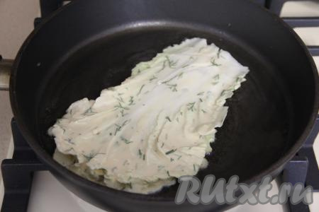 Выложить в сковороду лист пекинской капусты, покрытый кляром.