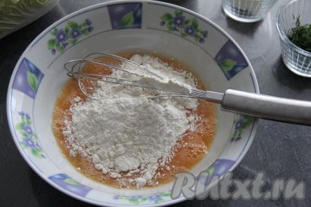 В получившуюся яичную смесь всыпать муку и хорошо перемешать.