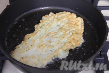 Жарить лист на среднем огне с двух сторон до золотистого цвета.