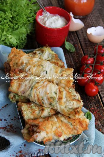 Обжаренный лист пекинской капусты переложить со сковороды на тарелку, сразу свернуть в трубочку. Постепенно покрыть кляром и обжарить все листы капусты, по желанию, скручивая их трубочкой.