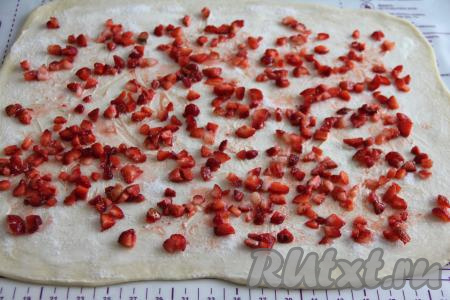 Клубнику нарезать на кусочки и выложить на тесто, немного отступив от краёв.