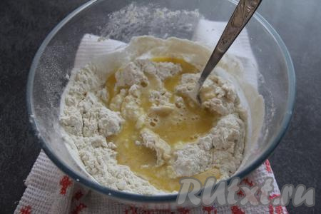 Растопить 60 грамм сливочного масла, дать ему немного остыть, а затем влить в миску с тестом.