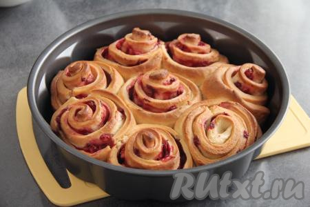 Выпекать синнабоны с клубникой в духовке, разогретой до 180 градусов, минут 35.