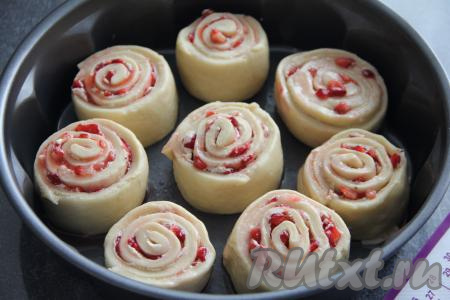 В форму для выпечки, смазанную растительным маслом, выложить на небольшом расстоянии друг от друга заготовки синнабонов с клубникой. Если нет подходящей формы, тогда можно выложить булочки на противень, застеленный пергаментом. Оставить заготовки булочек для подъёма в тепле минут на 30.