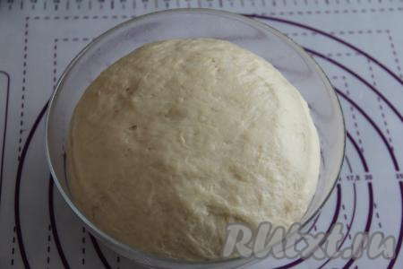 За час дрожжевое тесто поднимется раза в 2-3 и хорошо округлится.