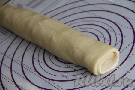 Свернуть тесто с клубникой в плотный рулет, начиная с длинной стороны.