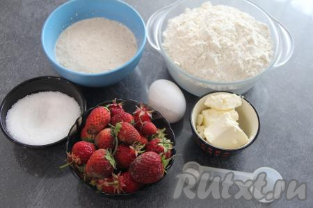 Подготовить продукты для приготовления синнабонов с клубникой. 50 грамм сливочного масла для начинки должны быть комнатной температуры, поэтому из холодильника нужно достать заранее. Клубнику можно взять свежую или замороженную. Замороженные ягоды можно не размораживать. Свежую клубнику перебрать, удалить чашелистики, промыть под проточной водой, обсушить ягоды. Прежде всего замесим тесто. Для этого тёплое молоко, подогретое до 38-40 градусов, нужно влить в небольшую ёмкость, всыпать 1 чайную ложку сахара от общего количества, указанного в ингредиентах, и дрожжи, хорошо перемешать и оставить получившуюся опару на 10 минут.