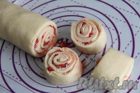 Разрезать рулет на 8 частей.