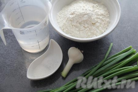 Подготовить продукты для приготовления постных лепёшек с зеленью на сковороде. Чеснок, если будете использовать, почистить. Зелёный лук (или другую зелень) вымыть, дать немного обсохнуть.