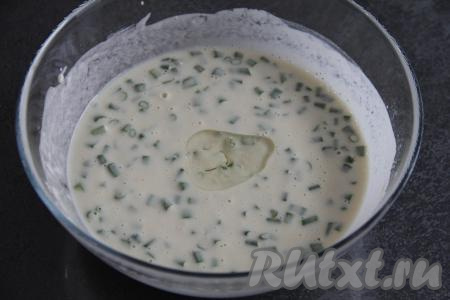 Влить в тесто 1 столовую ложку растительного масла, перемешать. Тесто для лепёшек получится не густым, будет напоминать тесто для бездрожжевых блинов.