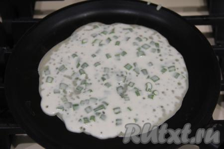 Сковороду разогреть и смазать растительным маслом. Выложить три столовых ложки теста, равномерно распределить, формируя круглую лепёшку диаметром 16-17 сантиметров.