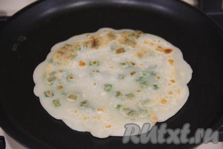 Жарить постную лепёшку с зеленью до золотистого цвета с двух сторон, затем переложить со сковороды на тарелку. Постепенно пожарить все лепёшки, складывая их одну на другую на тарелку. У меня получилось 8 штук. Периодически тесто для лепёшек следует перемешивать, чтобы оно не застаивалось.