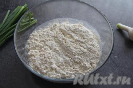 В миску влить воду комнатной температуры, всыпать муку, соль и сахар.