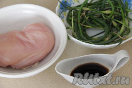 Подготовить продукты для приготовления курицы с чесночными стрелками на сковороде. Стрелки чеснока&nbsp; и куриное филе промыть водой. Отрезать соцветие у каждой стрелки чеснока.