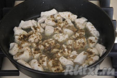 Затем добавить специи (у меня - карри) в сковороду, перемешать.