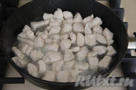 Обжарить кусочки куриного мяса в течение 7 минут на среднем огне, периодически перемешивая.