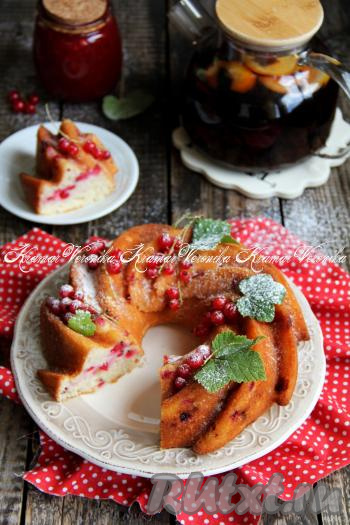 Очень вкусный, нежный и яркий пирог с красной смородиной получился.