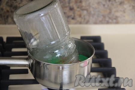 Банки (я взяла 2 банки объёмом по 1,8 литра) предварительно простерилизовать любым удобным способом. Я стерилизовала баночки на пару и одновременно кипятила крышки в течение 5 минут.