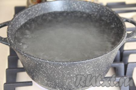 После закипания сиропа уменьшить огонь. Варить сироп 2 минуты, чтобы весь сахар растворился.&nbsp;