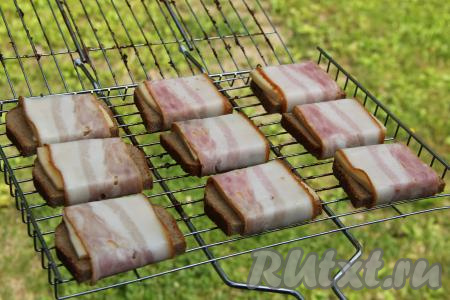 Выложить заготовки на решётку.