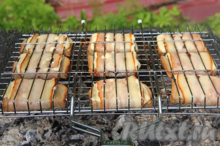 Бутерброды из чёрного хлеба с беконом и сыром жарить на мангале на седых углях без прямого огня, жар должен быть не сильным. Во время жарки решётку нужно часто переворачивать, чтобы бекон равномерно зарумянился. Как только сыр начнёт плавиться, снять решётку с огня и переложить бутерброды на тарелку. По времени жарка хлеба с беконом и сыром занимает примерно 5 минут.