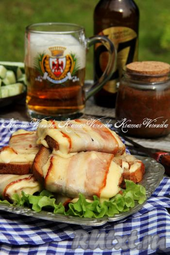 Вот такая красивая, ароматная и очень вкусная закуска из чёрного хлеба с беконом и сыром, приготовленная на мангале, получилась. К столу такие бутерброды нужно подавать горячими.