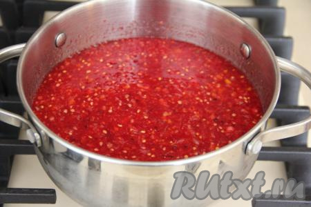 Перемешать ягодно-апельсиновую массу с сахаром и поставить на средний огонь.