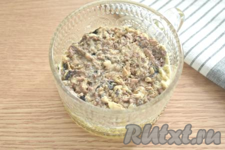 Кусочки рыбы из банки перекладываем на тарелку, разминаем вилкой, крупные кости убираем. В салатник поверх слоя картофеля равномерно выкладываем размятую рыбу.