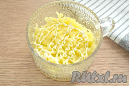 Морковь и картошку тщательно моем, выкладываем в кастрюлю, полностью заливаем овощи водой и отвариваем в кожуре до готовности (в течение минут 25 с момента закипания воды, готовые корнеплоды должны легко прокалываться ножом), затем воду сливаем. Отвариваем яйца в течение 9-10 минут с момента закипания воды. Даём яйцам, картошке и моркови остыть, очищаем их. Картошины натираем на крупной тёрке, а затем выкладываем в салатник первым слоем, немного солим и смазываем майонезом.