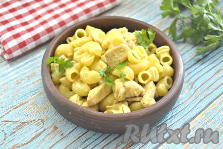 Макароны, приготовленные с куриным филе и сыром, сразу подаём к столу. Это аппетитное блюдо отлично впишется в повседневное меню и порадует приятным вкусом!