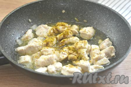 Затем солим куриное филе с луком, перчим, добавляем специи (я использовала приправу для курицы), вливаем 50 миллилитров кипячёной воды, доводим до кипения, убавляем огонь и под крышкой тушим 10-15 минут, за это время пару раз можно перемешать мясо.