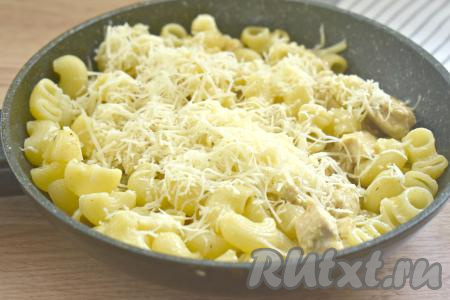 Затем добавляем натёртый на средней тёрке сыр, перемешиваем, держим на огне ещё 1-2 минуты (до расплавления сыра) и убираем с огня.