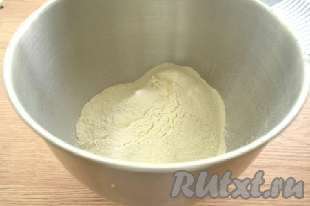В отдельную широкую миску просеиваем пшеничную муку.