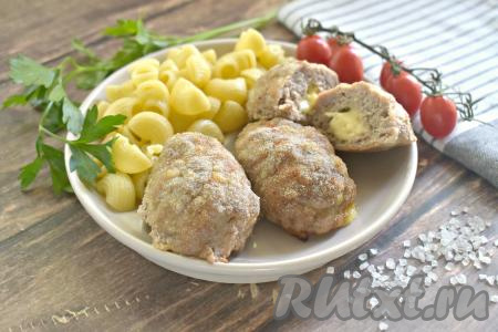 Сочные, вкусные, нежные котлеты с сырной начинкой, запечённые в духовке, к столу можно подать практически с любым гарниром (я подала с макаронами).