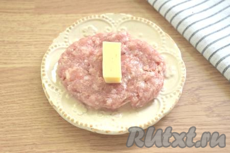 В центр каждой мясной лепёшки выкладываем небольшой брусочек твёрдого сыра (я выкладывала на каждую лепёшку брусочек сыра весом 10 грамм).