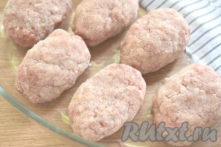 Заготовки котлет с сыром внутри выкладываем в форму для запекания, смазанную растительным маслом. Ставим форму в духовку, разогретую до 180 градусов, минут 30-35.